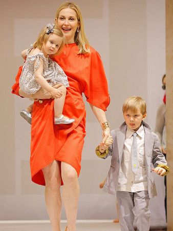 Actress Kelly Rutherford walking with her kids